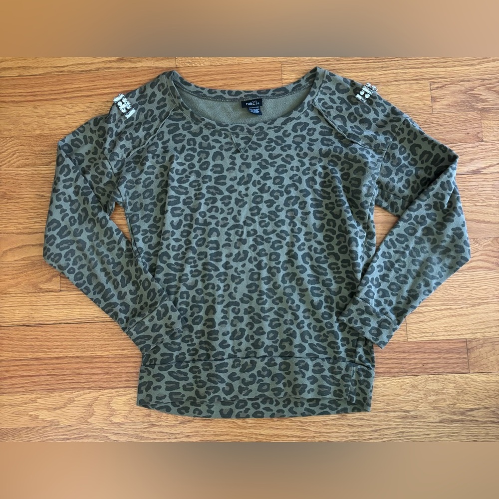Rue21 Sweatshirt Women’s Medium Green Animal Print Jeweled Shoulders *Flaw/READ